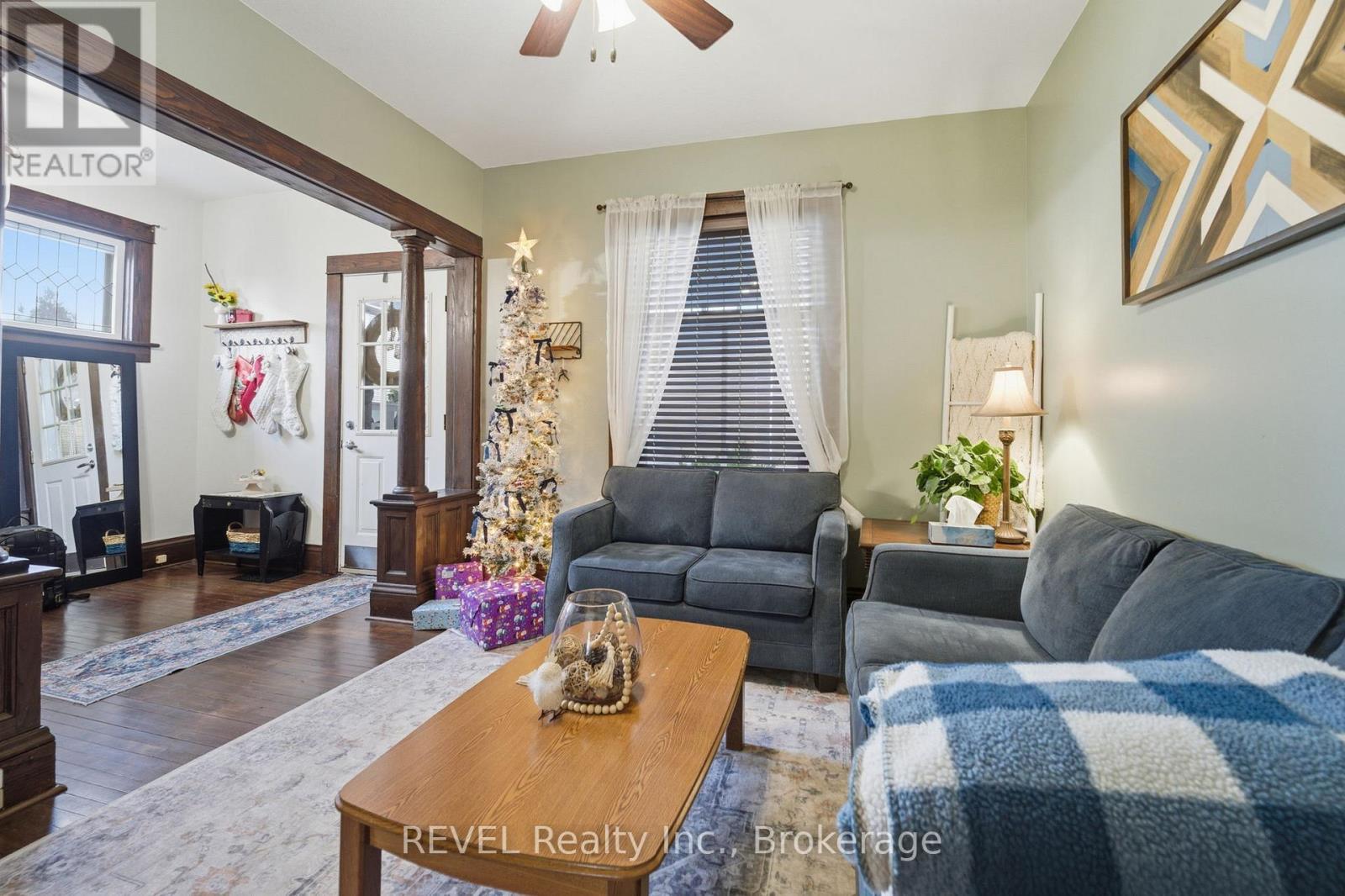 348 Hellems Avenue, Welland (Welland Downtown), ON - Indoor Photo Showing Living Room