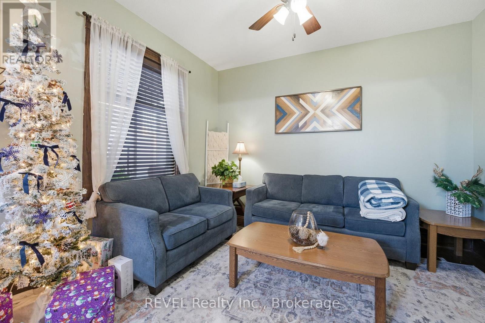 348 Hellems Avenue, Welland (Welland Downtown), ON - Indoor Photo Showing Living Room