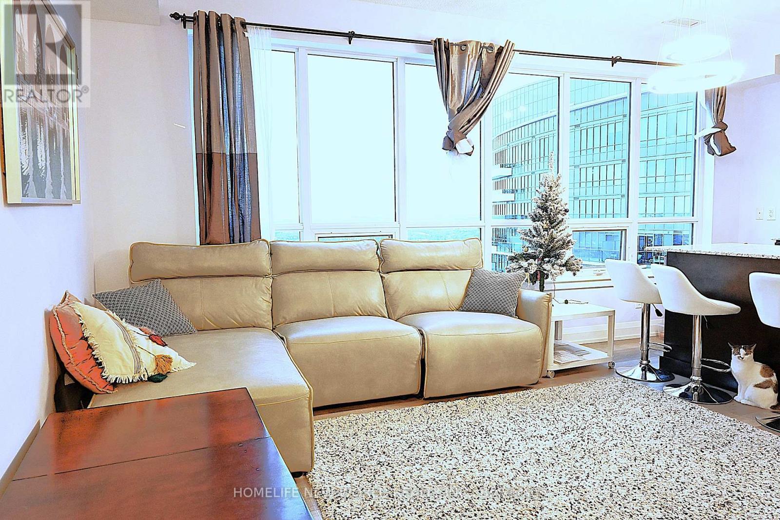 Ph2-08 - 7161 Yonge Street, Markham, ON - Indoor Photo Showing Living Room