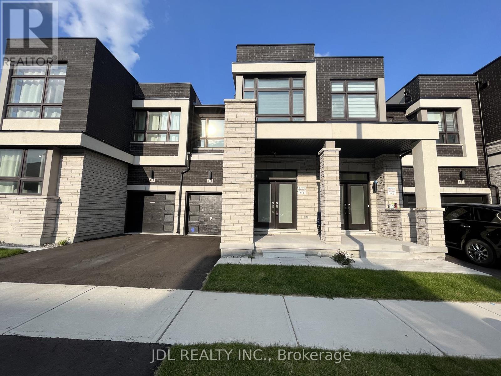 111 Hilts Drive, Richmond Hill, ON - Outdoor With Facade