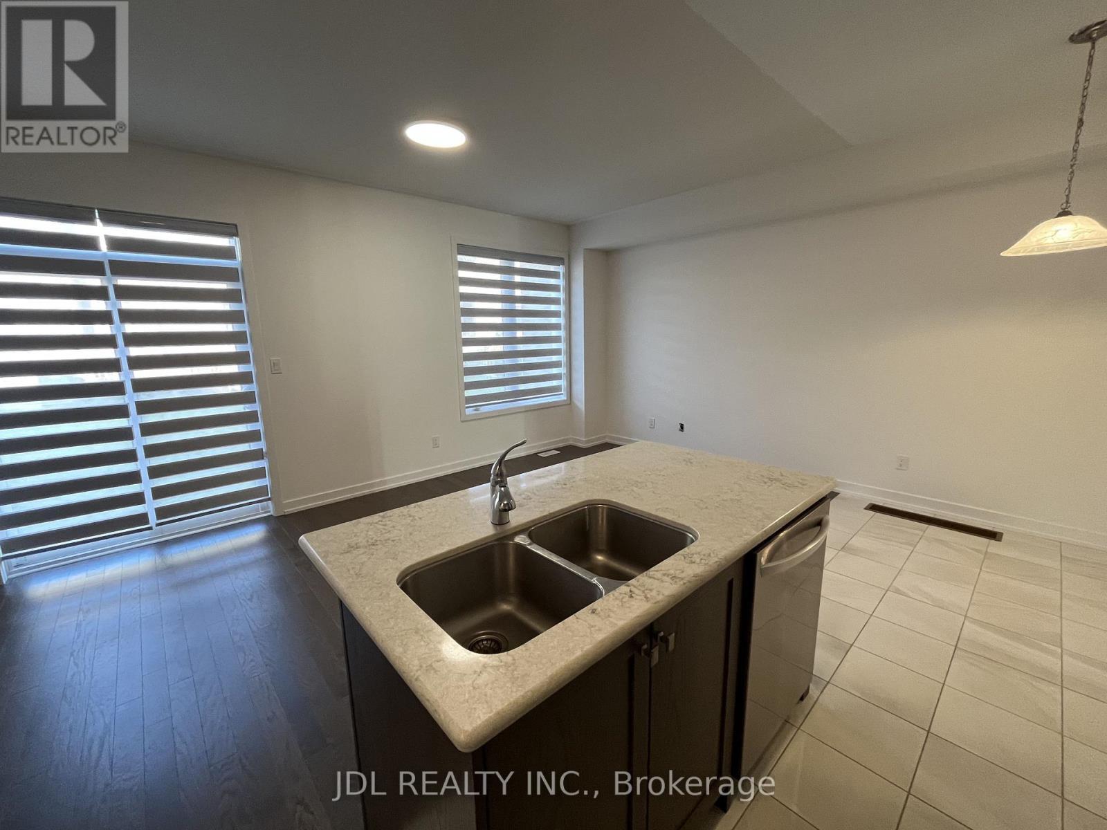 111 Hilts Drive, Richmond Hill, ON - Indoor Photo Showing Kitchen With Double Sink
