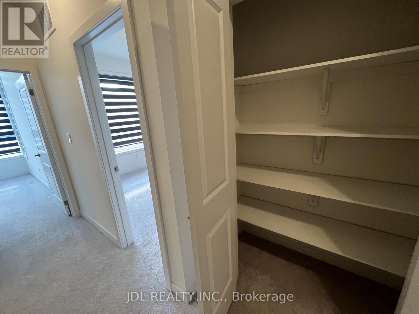 111 Hilts Drive, Richmond Hill, ON - Indoor With Storage