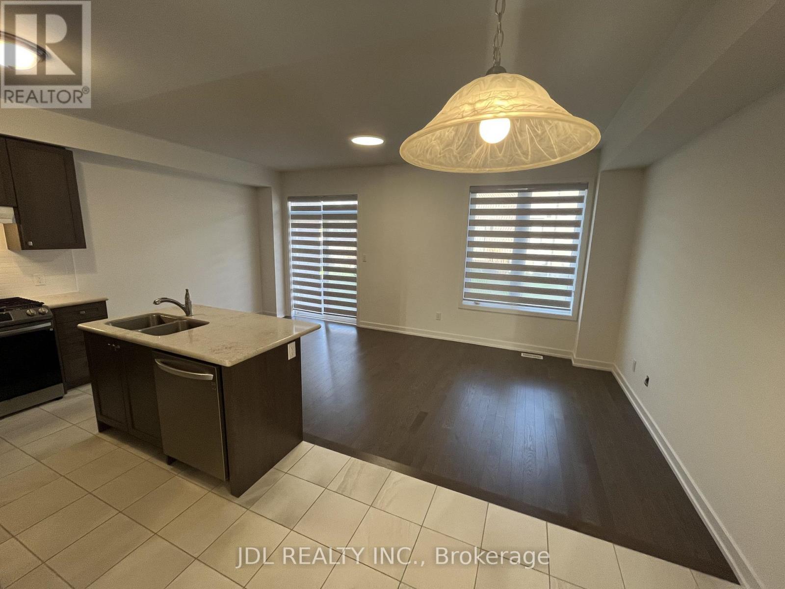 111 Hilts Drive, Richmond Hill, ON - Indoor Photo Showing Kitchen With Double Sink