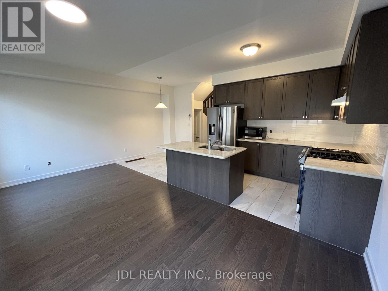 111 Hilts Drive, Richmond Hill, ON - Indoor Photo Showing Kitchen