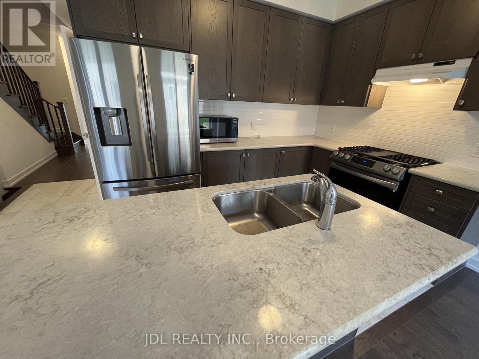 111 Hilts Drive, Richmond Hill, ON - Indoor Photo Showing Kitchen With Stainless Steel Kitchen With Double Sink With Upgraded Kitchen