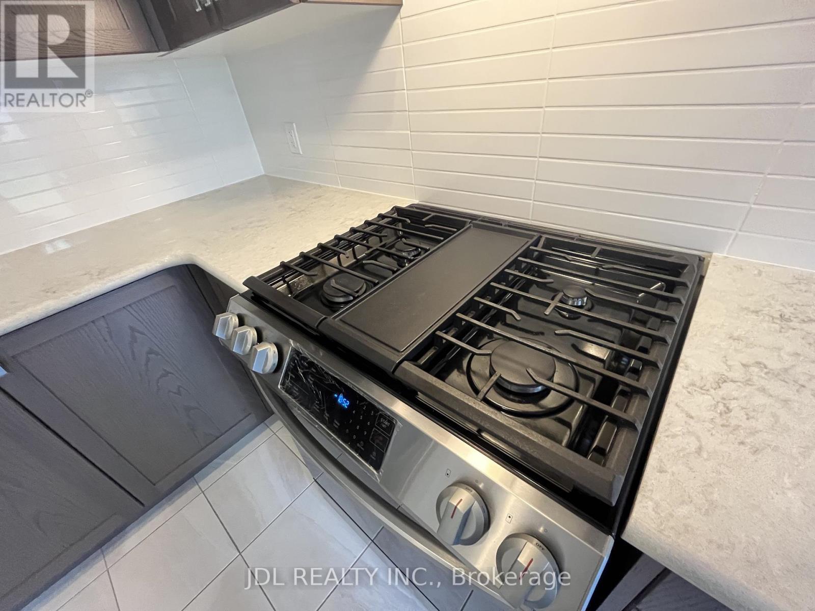111 Hilts Drive, Richmond Hill, ON - Indoor Photo Showing Kitchen