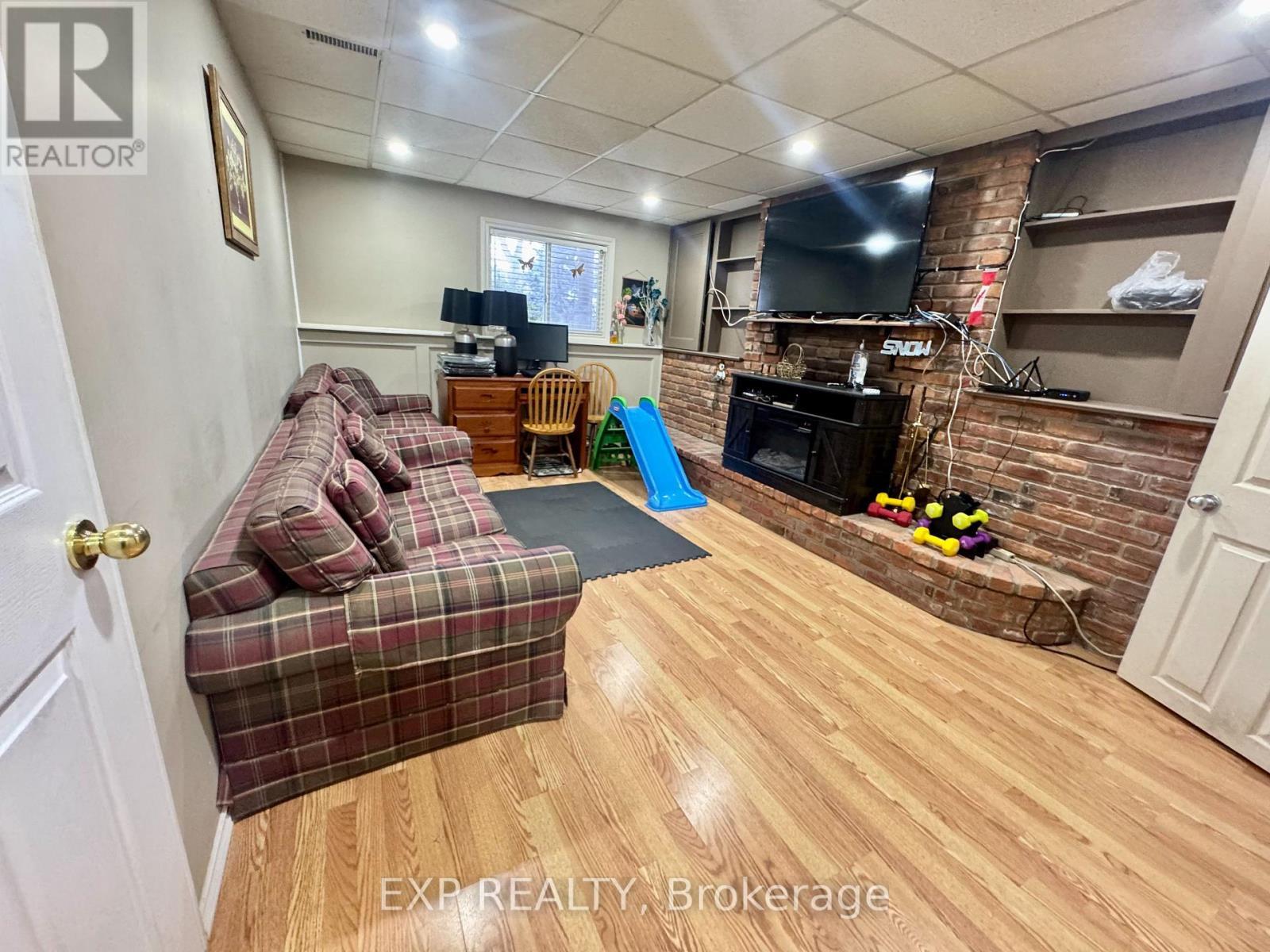 3816 Panama Court, Niagara Falls (Church'S Lane), ON - Indoor With Fireplace