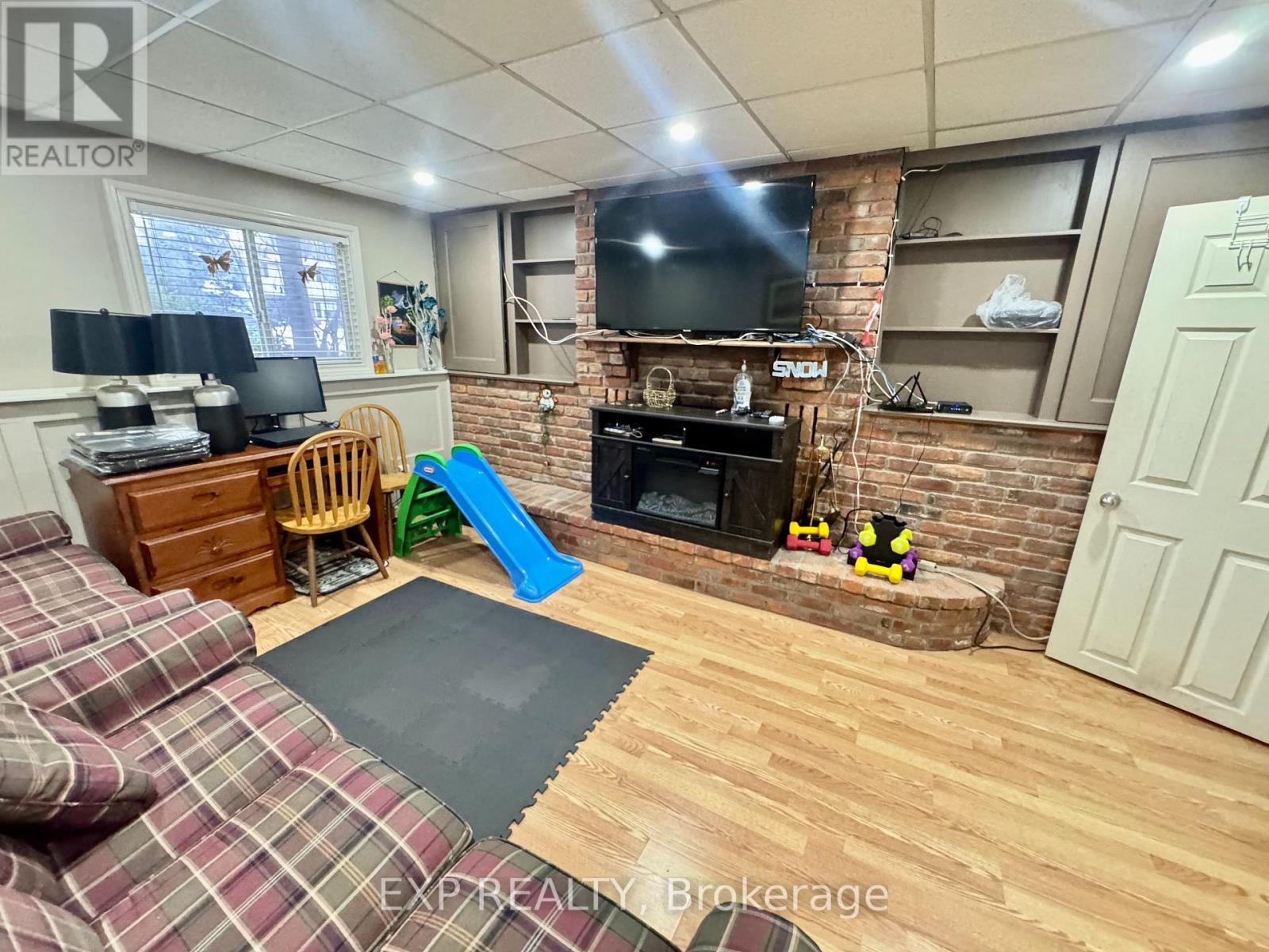 3816 Panama Court, Niagara Falls (Church'S Lane), ON - Indoor With Fireplace