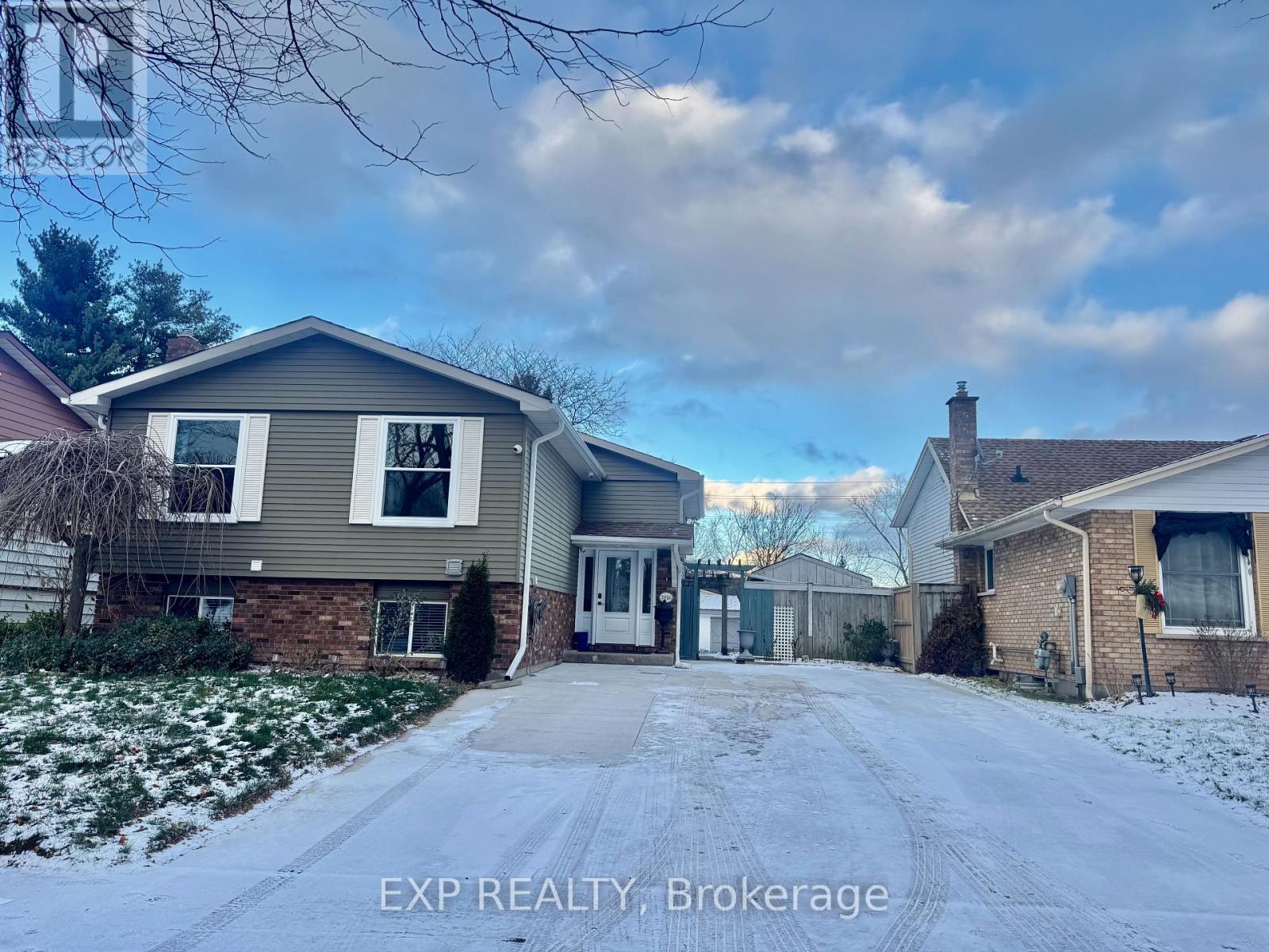 3816 Panama Court, Niagara Falls (Church'S Lane), ON - Outdoor With Facade