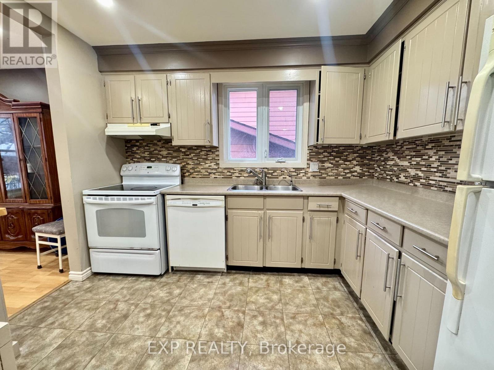 3816 Panama Court, Niagara Falls (Church'S Lane), ON - Indoor Photo Showing Kitchen With Double Sink