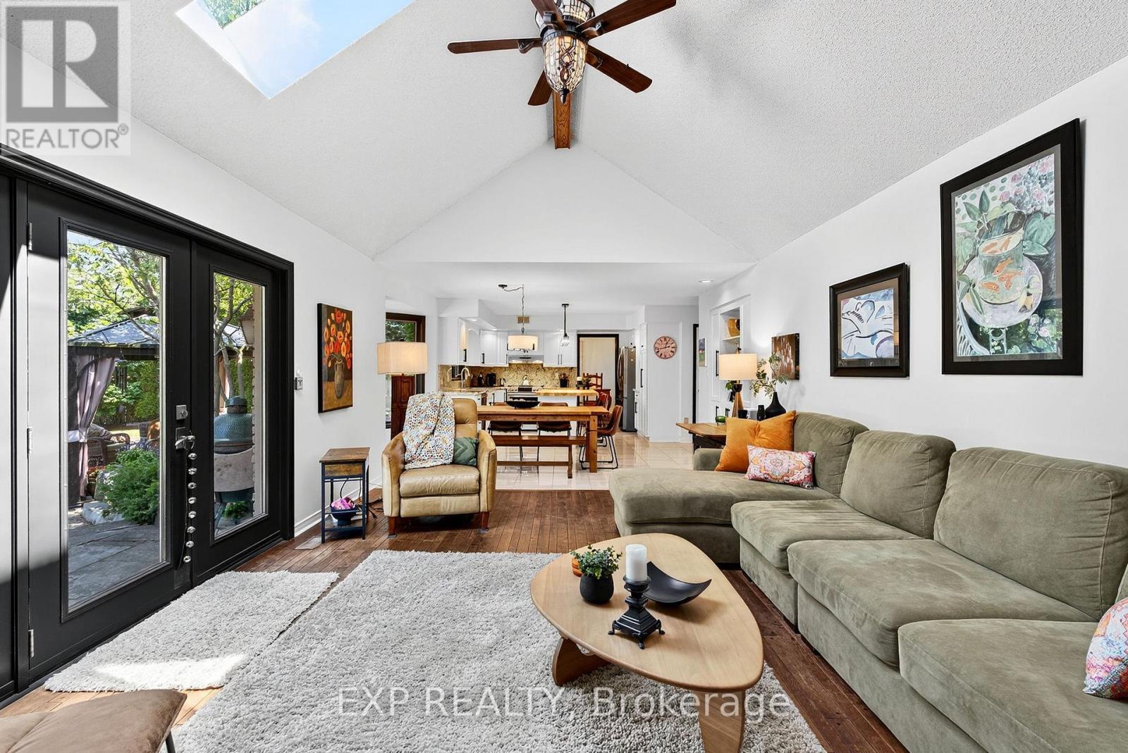 3914 Carolynn Court, Lincoln (Lincoln-Jordan/Vineland), ON - Indoor Photo Showing Living Room