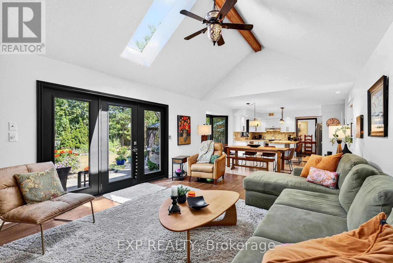 3914 Carolynn Court, Lincoln (Lincoln-Jordan/Vineland), ON - Indoor Photo Showing Living Room