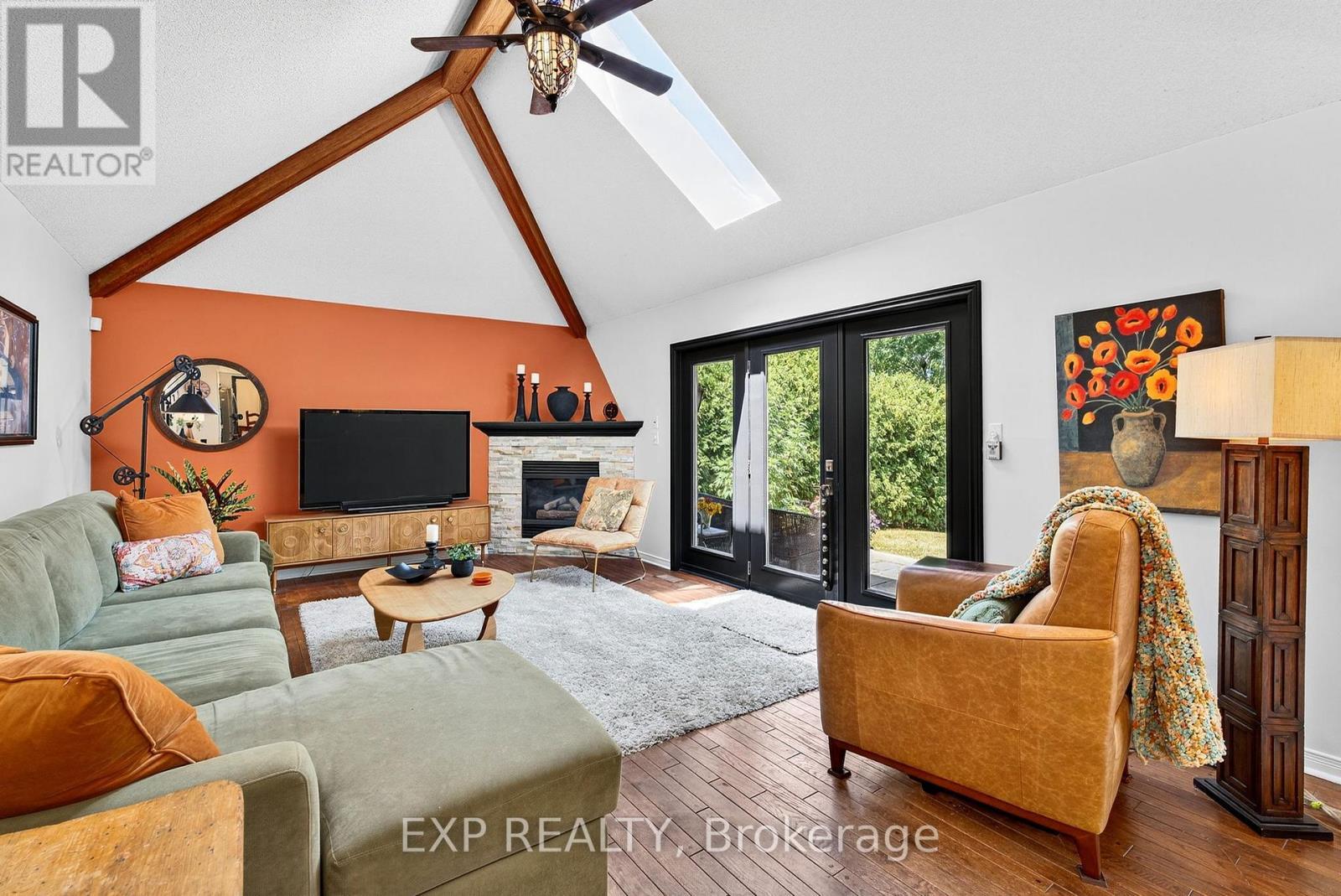 3914 Carolynn Court, Lincoln (Lincoln-Jordan/Vineland), ON - Indoor Photo Showing Living Room With Fireplace