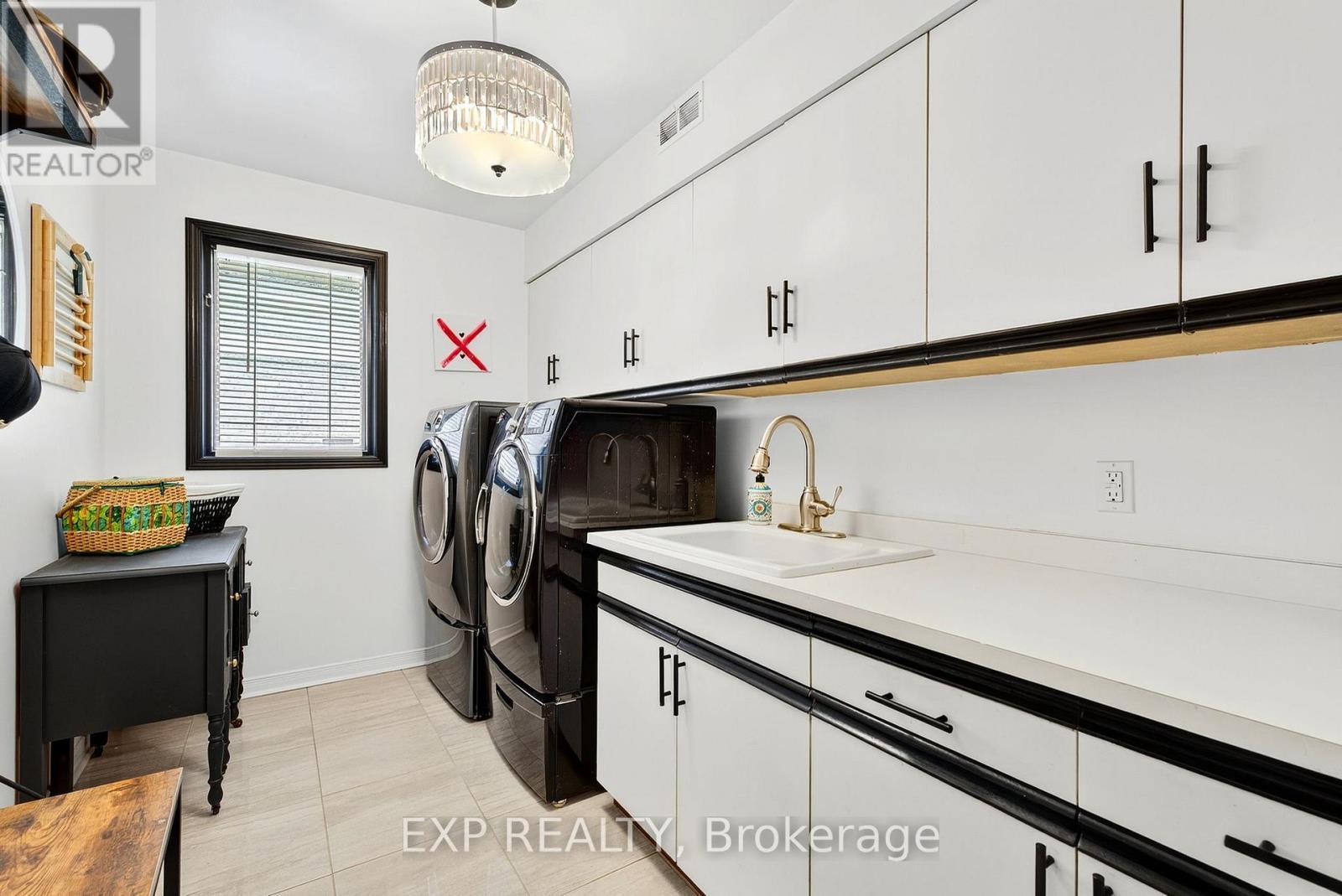3914 Carolynn Court, Lincoln (Lincoln-Jordan/Vineland), ON - Indoor Photo Showing Laundry Room