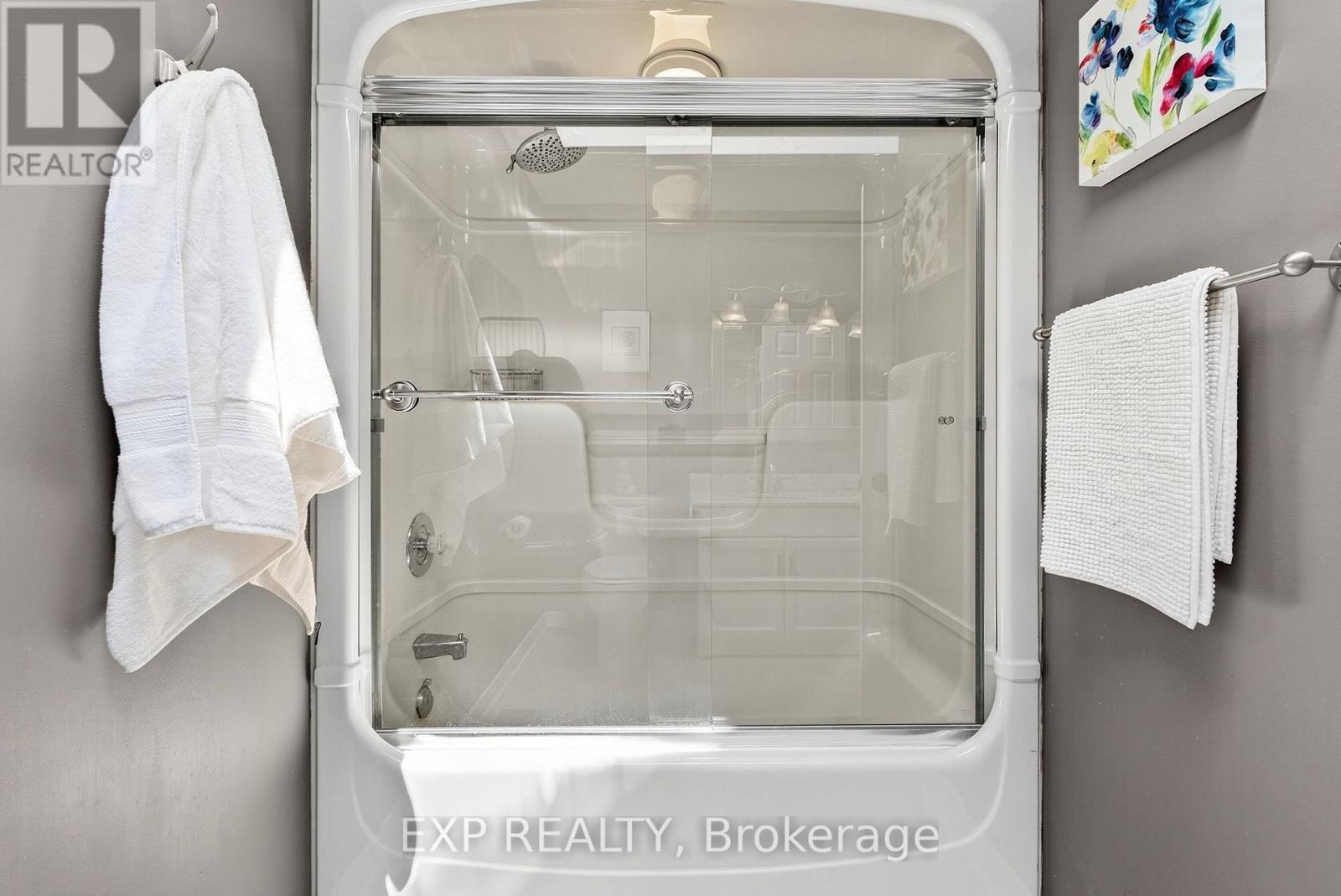 3914 Carolynn Court, Lincoln (Lincoln-Jordan/Vineland), ON - Indoor Photo Showing Bathroom