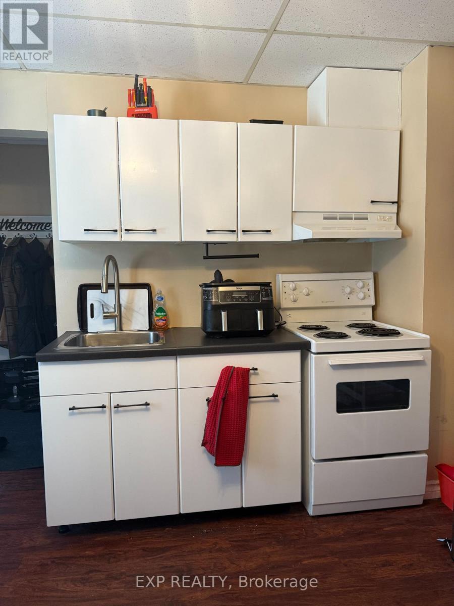 1 - 31 Raymond Street, St. Catharines (Downtown), ON - Indoor Photo Showing Kitchen With Double Sink