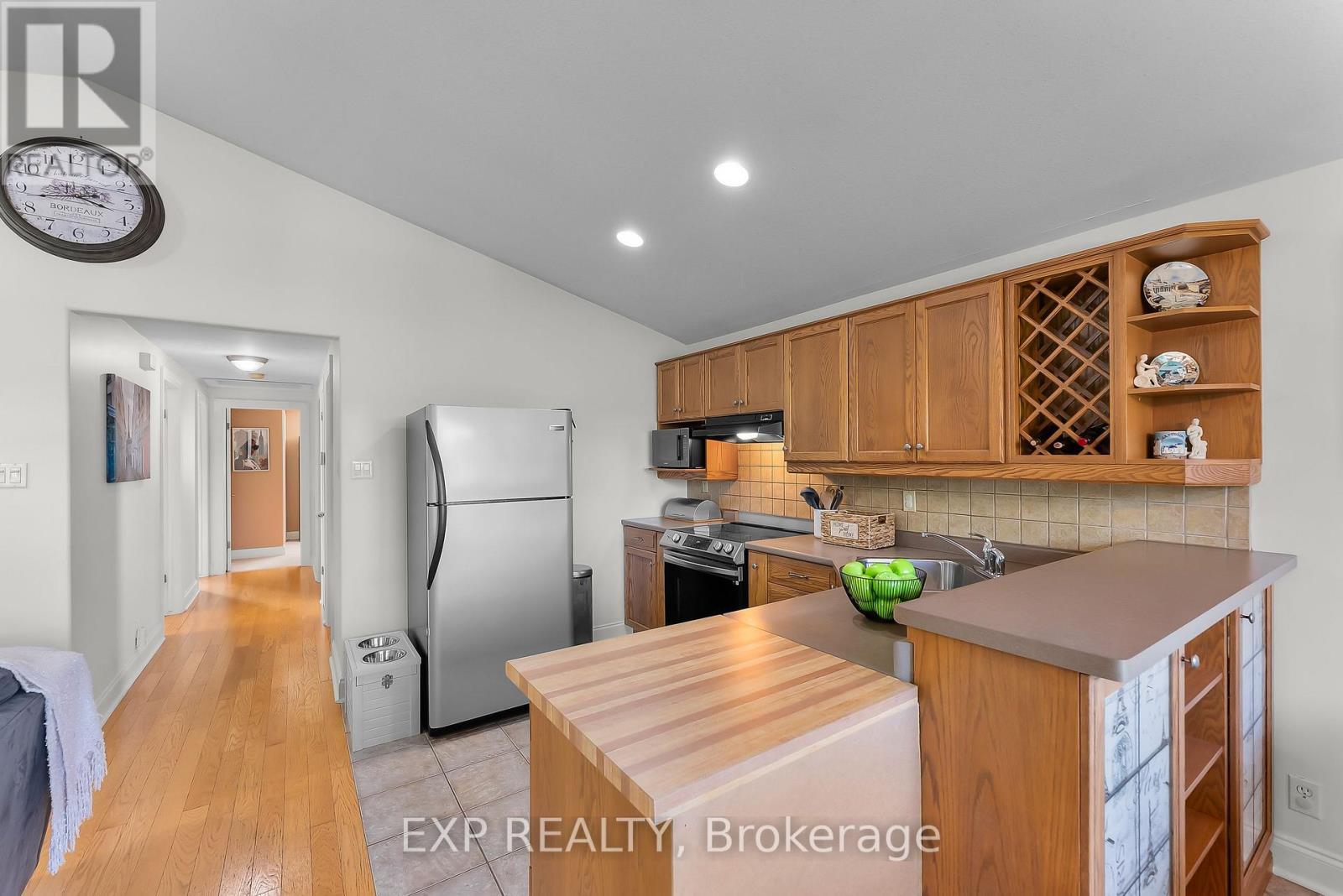 7321 Dorchester Road, Niagara Falls (Marineland), ON - Indoor Photo Showing Kitchen