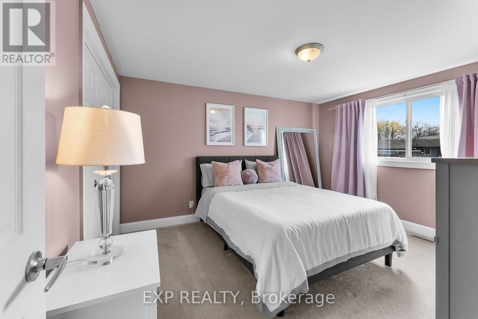 7321 Dorchester Road, Niagara Falls (Marineland), ON - Indoor Photo Showing Bedroom