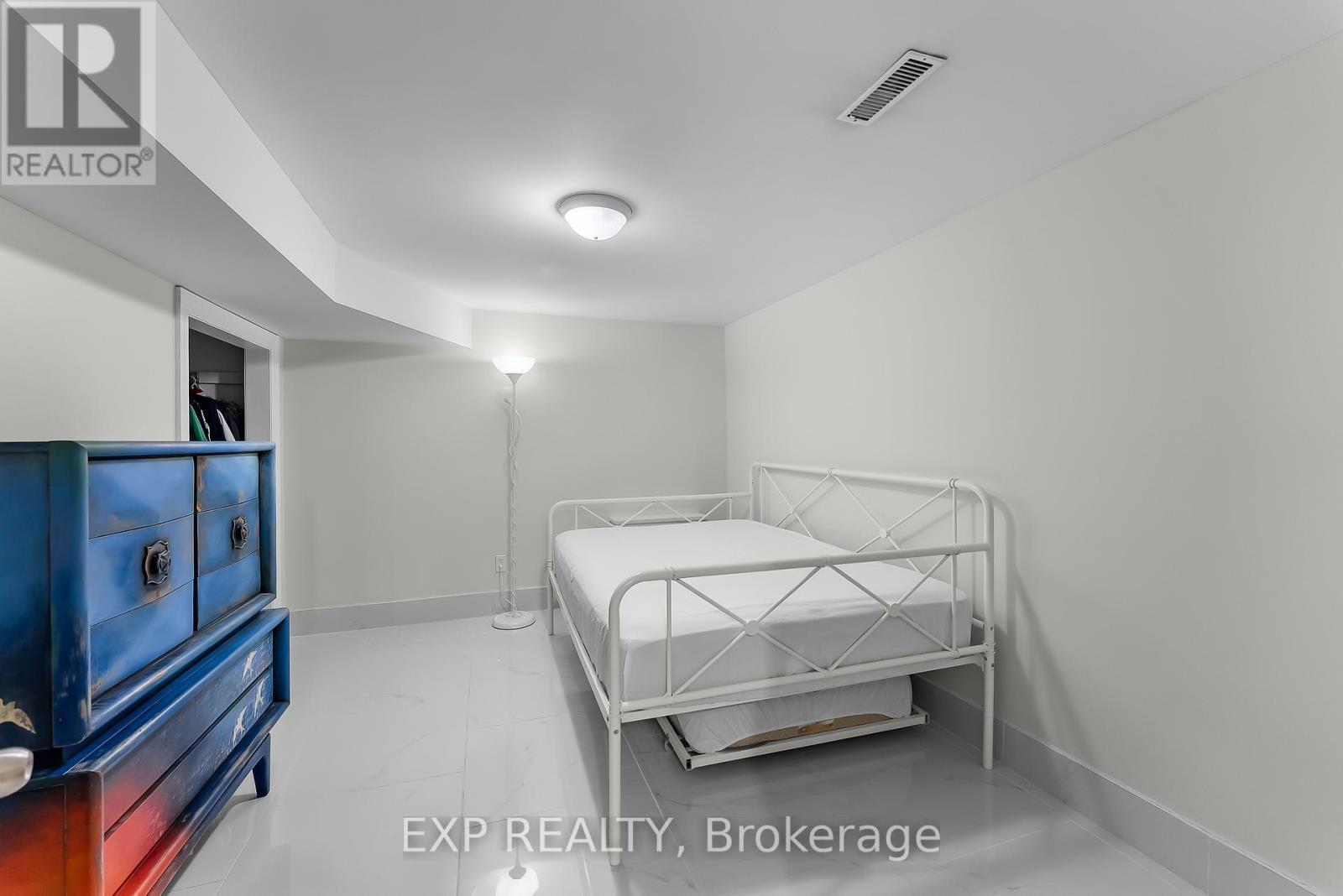 7321 Dorchester Road, Niagara Falls (Marineland), ON - Indoor Photo Showing Bedroom