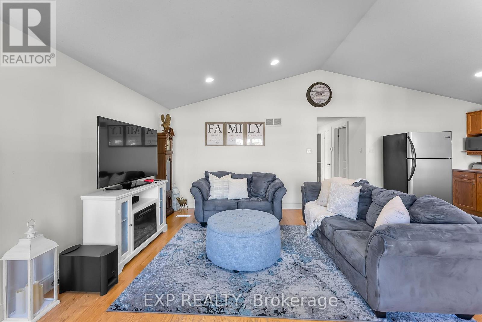 7321 Dorchester Road, Niagara Falls (Marineland), ON - Indoor Photo Showing Living Room