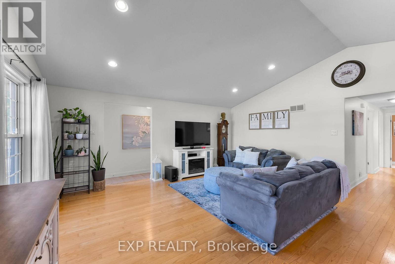 7321 Dorchester Road, Niagara Falls (Marineland), ON - Indoor Photo Showing Living Room