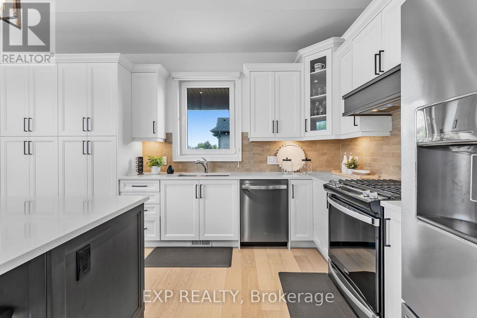 4242 Village Creek Drive, Fort Erie (Stevensville), ON - Indoor Photo Showing Kitchen With Upgraded Kitchen