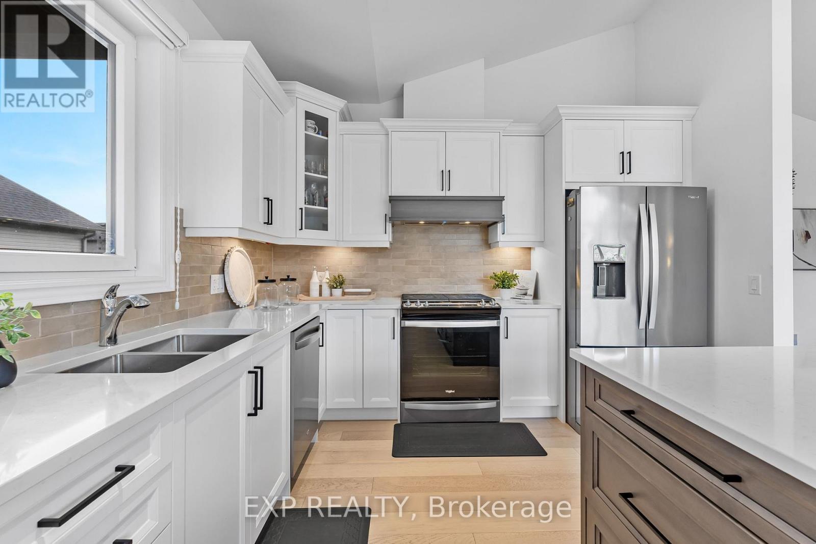 4242 Village Creek Drive, Fort Erie (Stevensville), ON - Indoor Photo Showing Kitchen With Double Sink With Upgraded Kitchen
