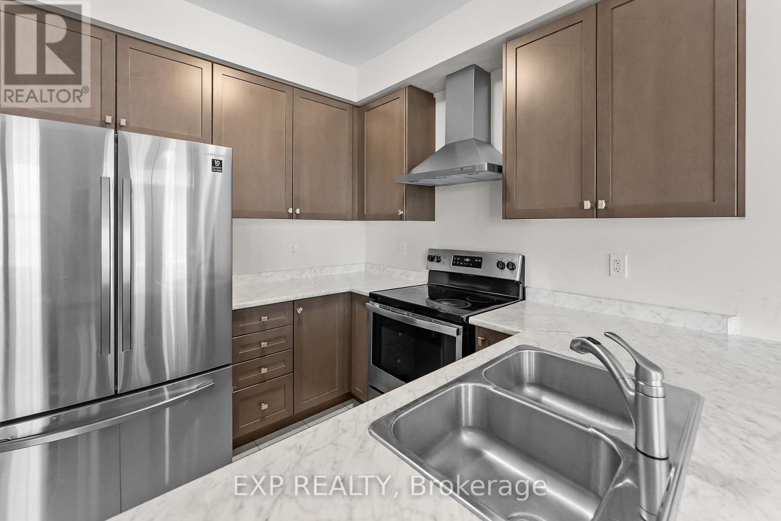 15 - 8273 Tulip Tree Drive, Niagara Falls (Brown), ON - Indoor Photo Showing Kitchen With Stainless Steel Kitchen With Double Sink With Upgraded Kitchen