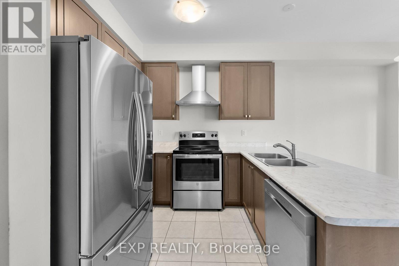 15 - 8273 Tulip Tree Drive, Niagara Falls (Brown), ON - Indoor Photo Showing Kitchen With Stainless Steel Kitchen With Double Sink
