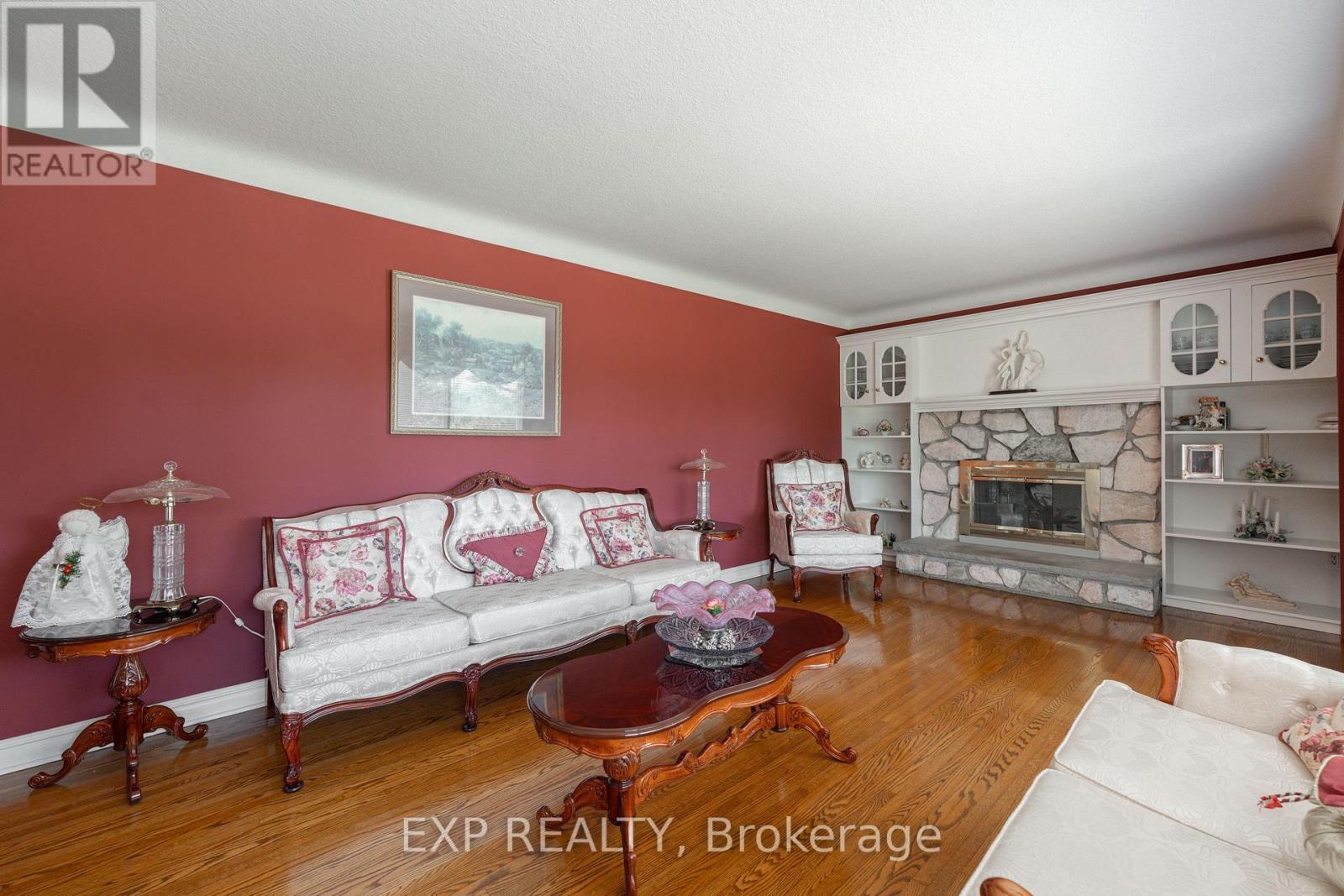 726 Line 7 Road, Niagara-On-The-Lake (Virgil), ON - Indoor Photo Showing Living Room With Fireplace