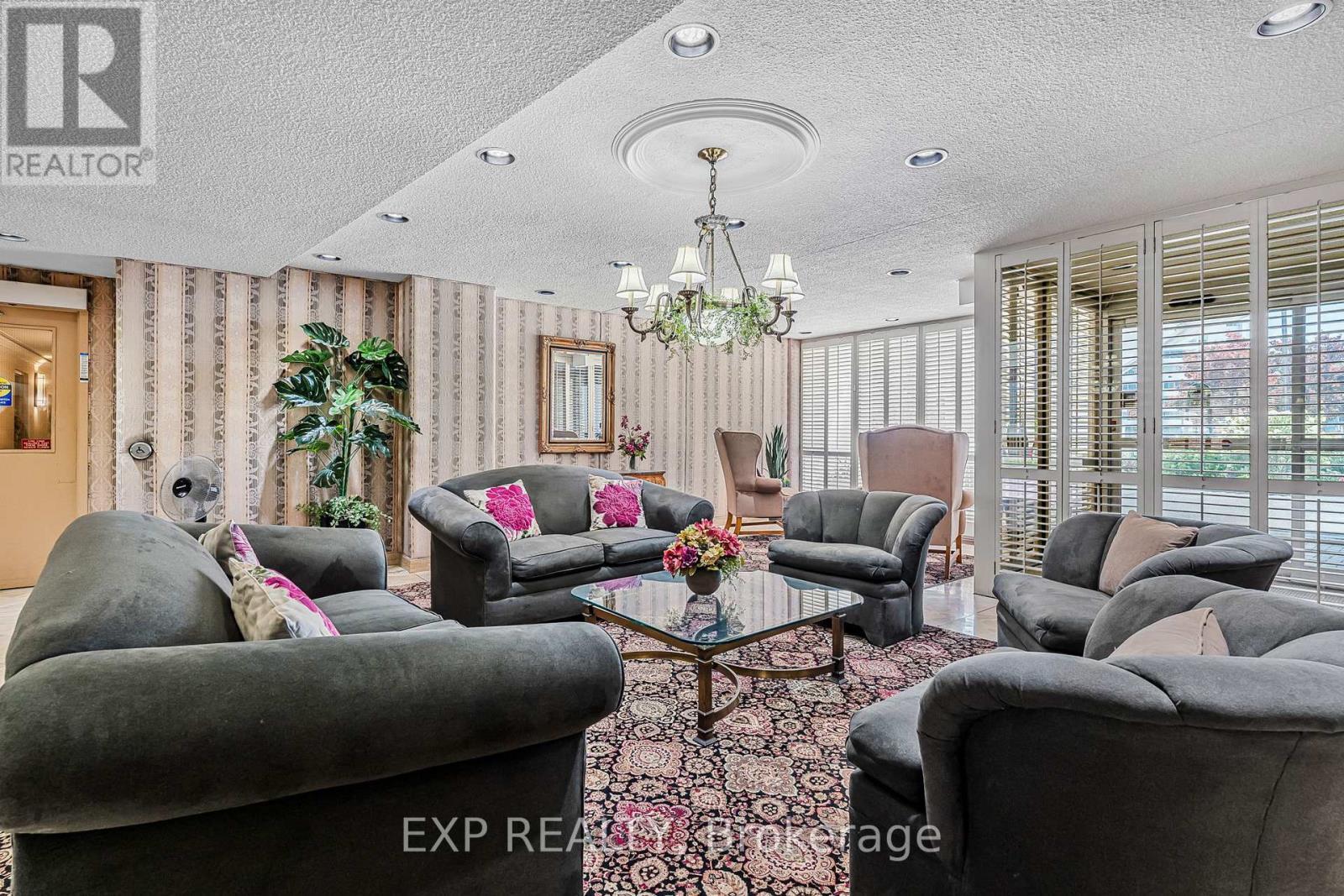 509 - 15 Towering Heights Boulevard, St. Catharines (Glendale/Glenridge), ON - Indoor Photo Showing Living Room