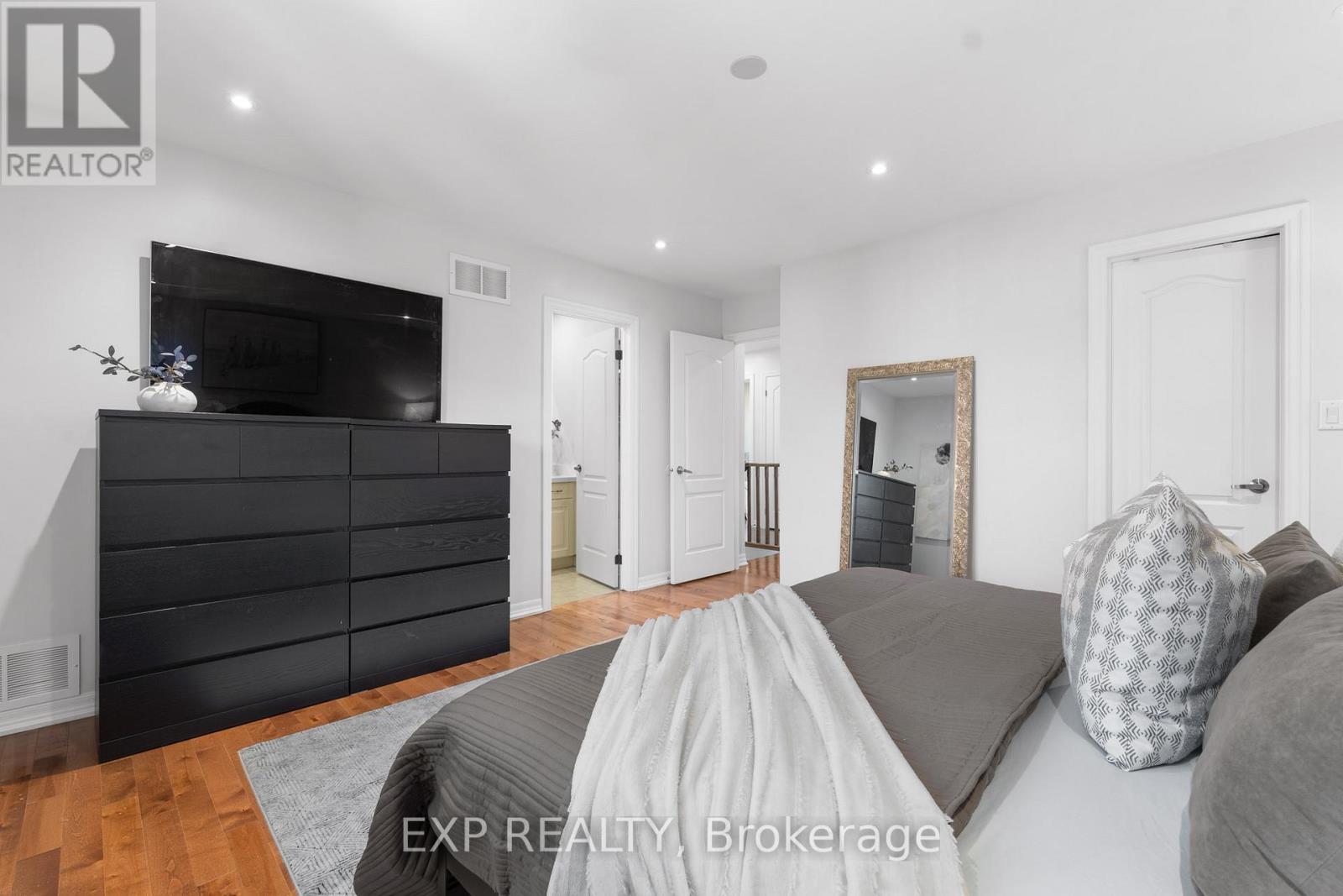 563 Fifty Road, Hamilton (Winona Park), ON - Indoor Photo Showing Bedroom