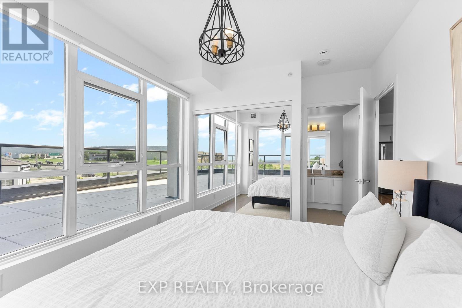 219 - 550 North Service Road, Grimsby (Grimsby Beach), ON - Indoor Photo Showing Bedroom