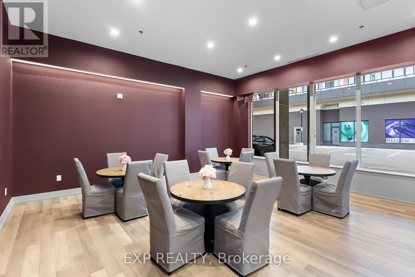 219 - 550 North Service Road, Grimsby (Grimsby Beach), ON - Indoor Photo Showing Dining Room