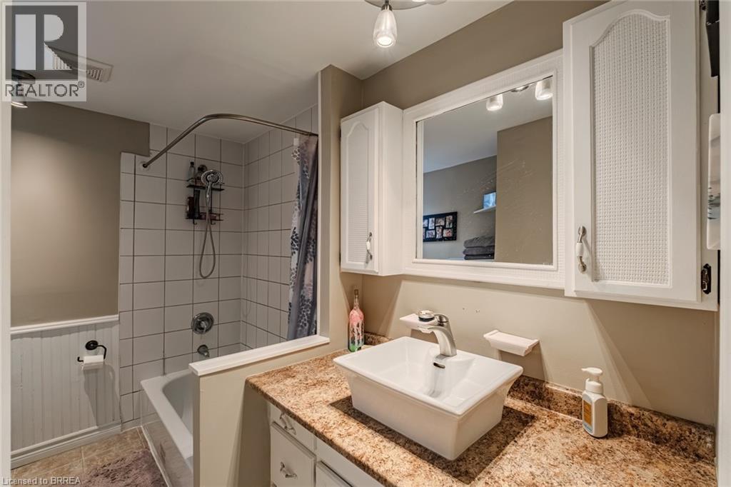 96 Emilie Street, Brantford, ON - Indoor Photo Showing Bathroom