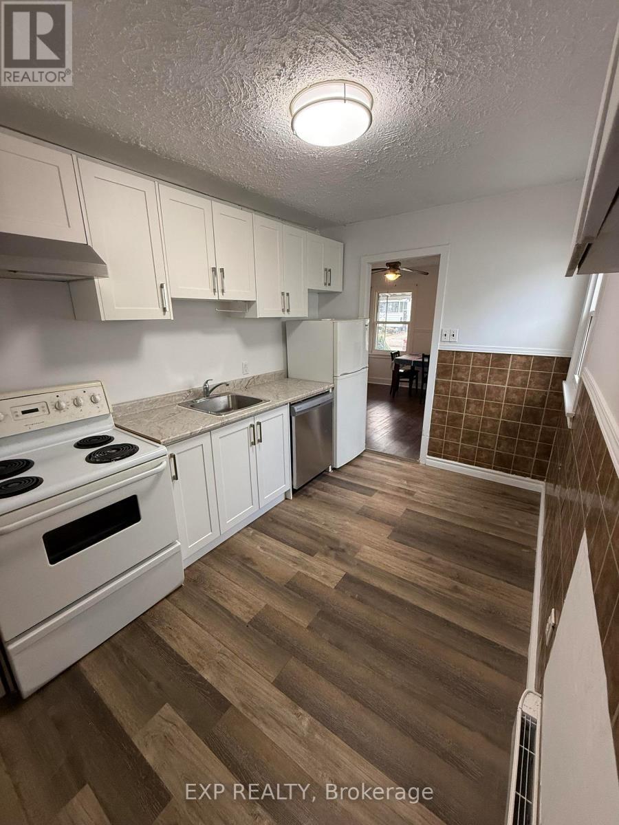 6318 Skinner Street, Niagara Falls (Arad/Fallsview), ON - Indoor Photo Showing Kitchen
