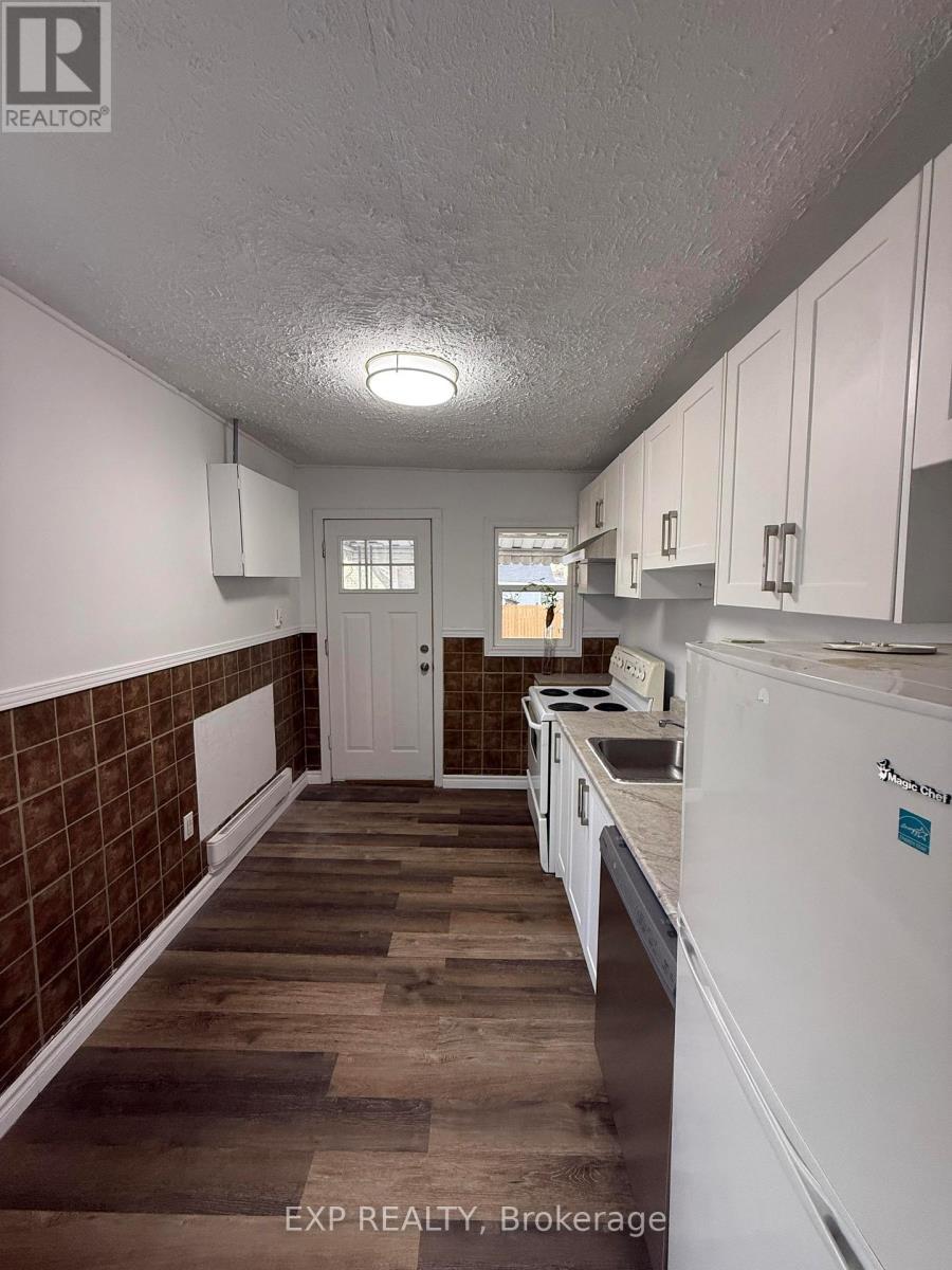 6318 Skinner Street, Niagara Falls (Arad/Fallsview), ON - Indoor Photo Showing Kitchen