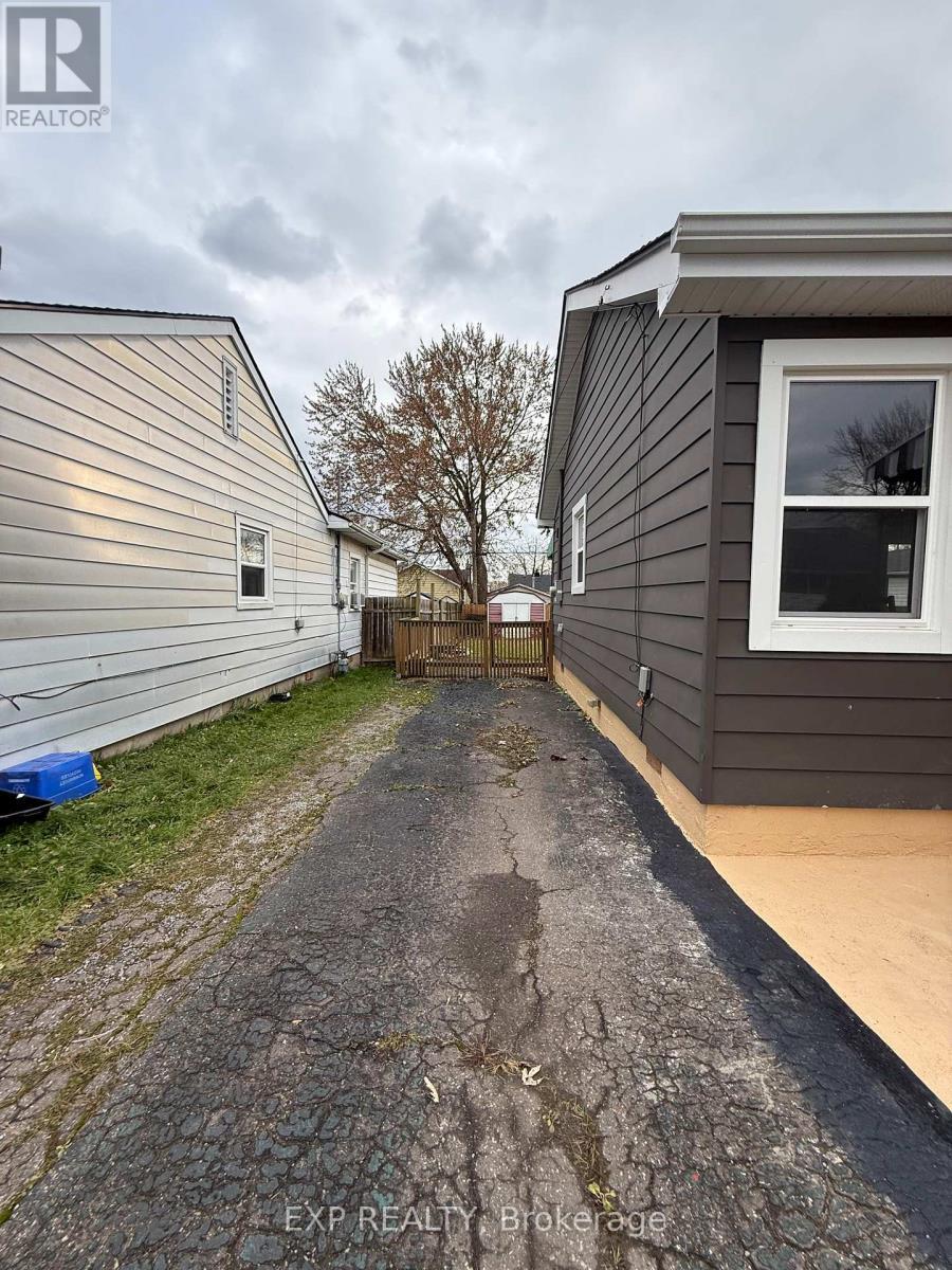 6318 Skinner Street, Niagara Falls (Arad/Fallsview), ON - Outdoor With Exterior