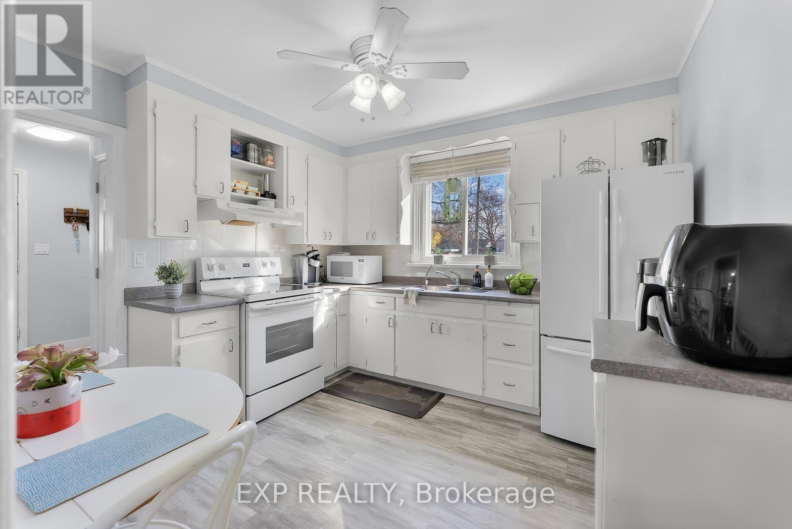 6 Hallcrest Avenue, St. Catharines (Vine/Linwell), ON - Indoor Photo Showing Kitchen