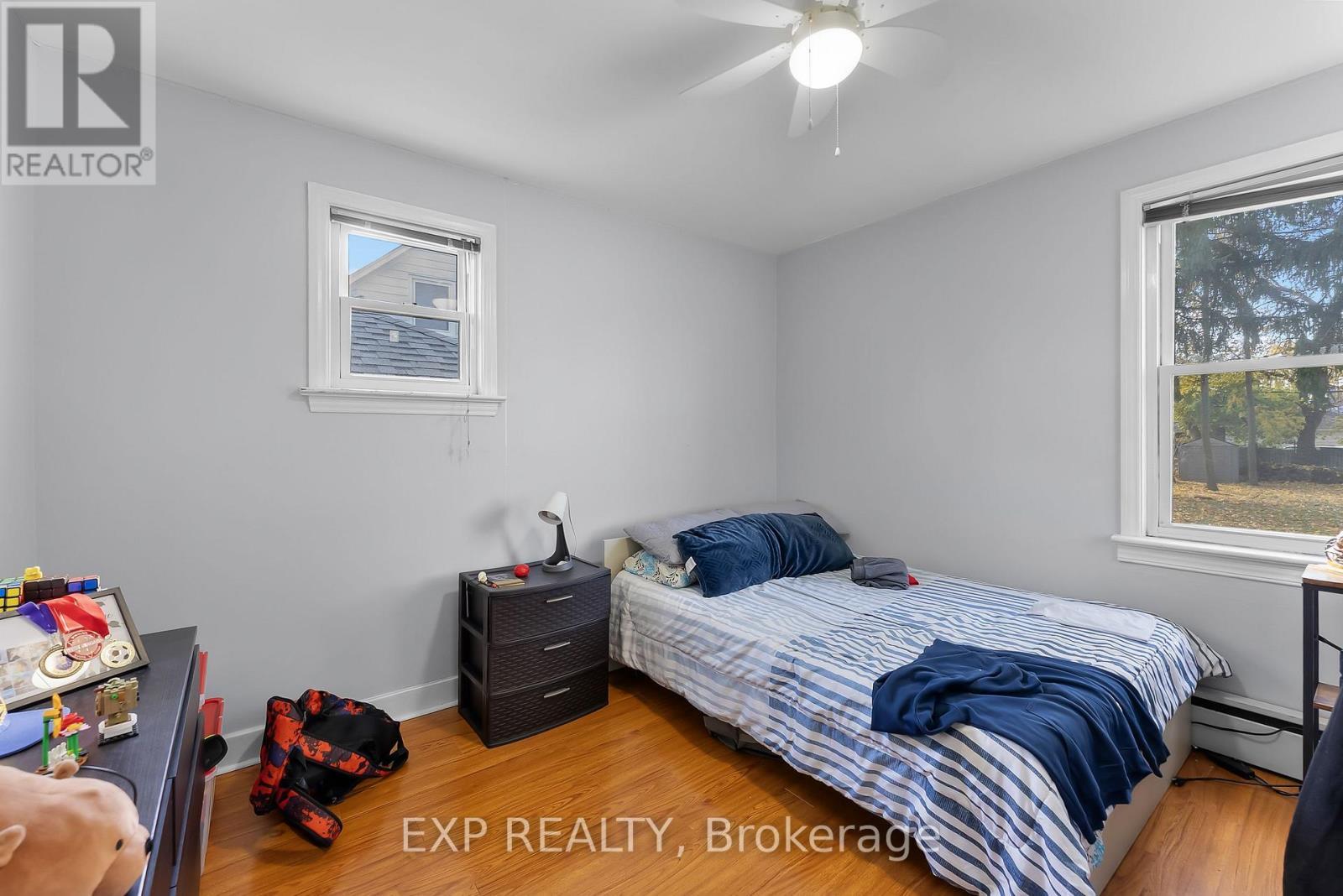 6 Hallcrest Avenue, St. Catharines (Vine/Linwell), ON - Indoor Photo Showing Bedroom