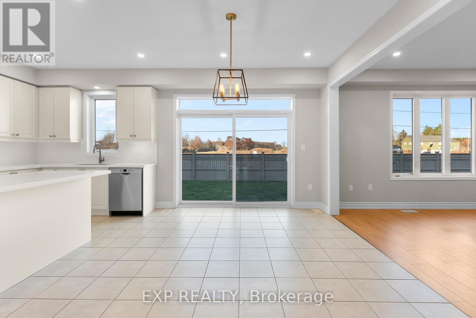 24 Esther Crescent, Thorold (Hurricane/Merrittville), ON - Indoor Photo Showing Kitchen