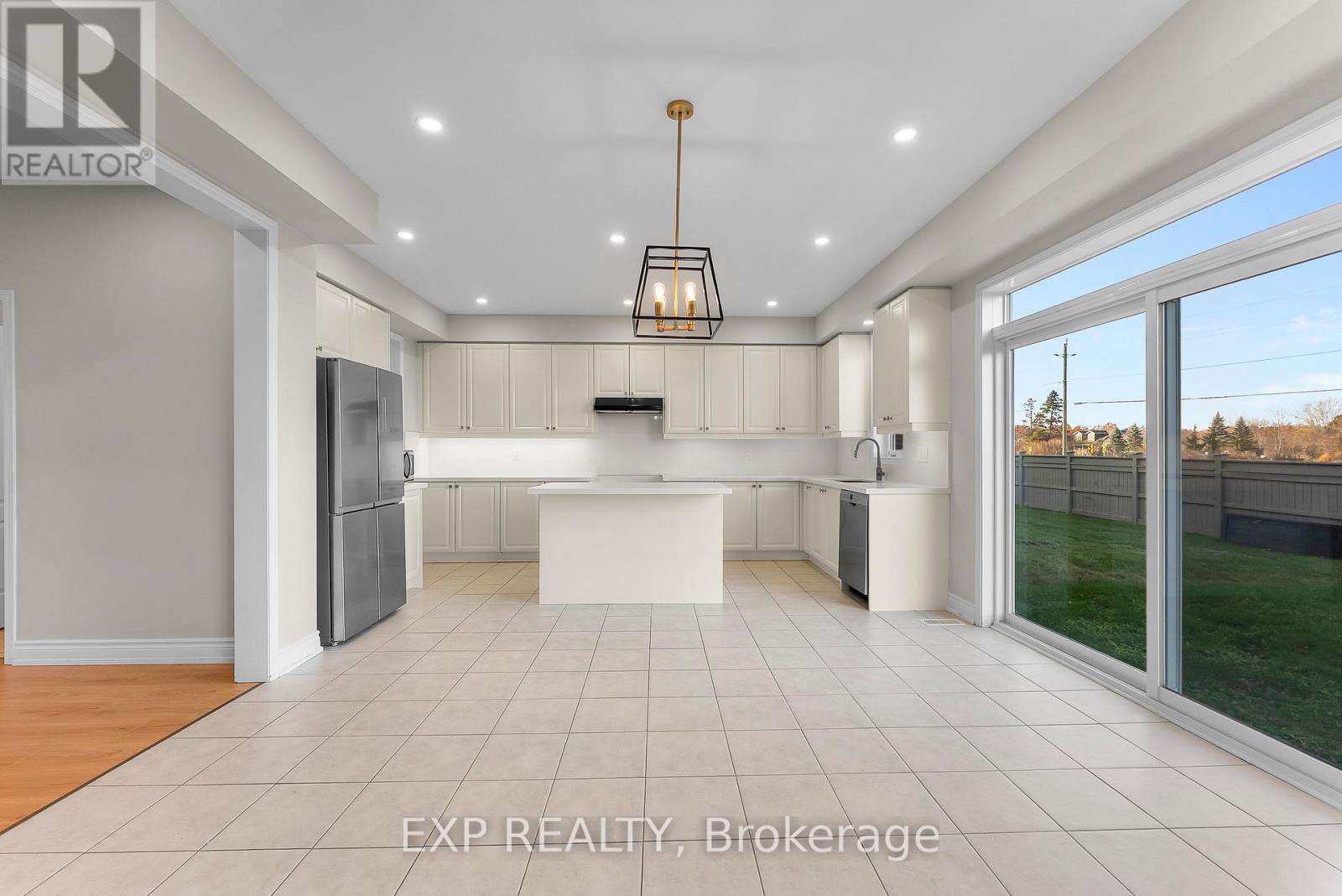 24 Esther Crescent, Thorold (Hurricane/Merrittville), ON - Indoor Photo Showing Kitchen With Upgraded Kitchen