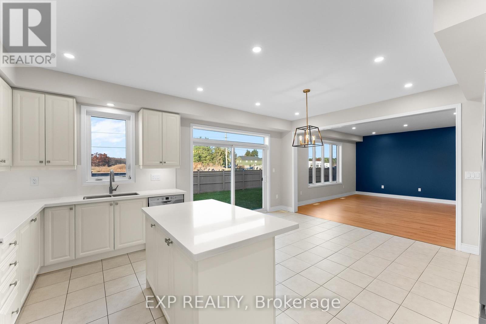 24 Esther Crescent, Thorold (Hurricane/Merrittville), ON - Indoor Photo Showing Kitchen With Upgraded Kitchen