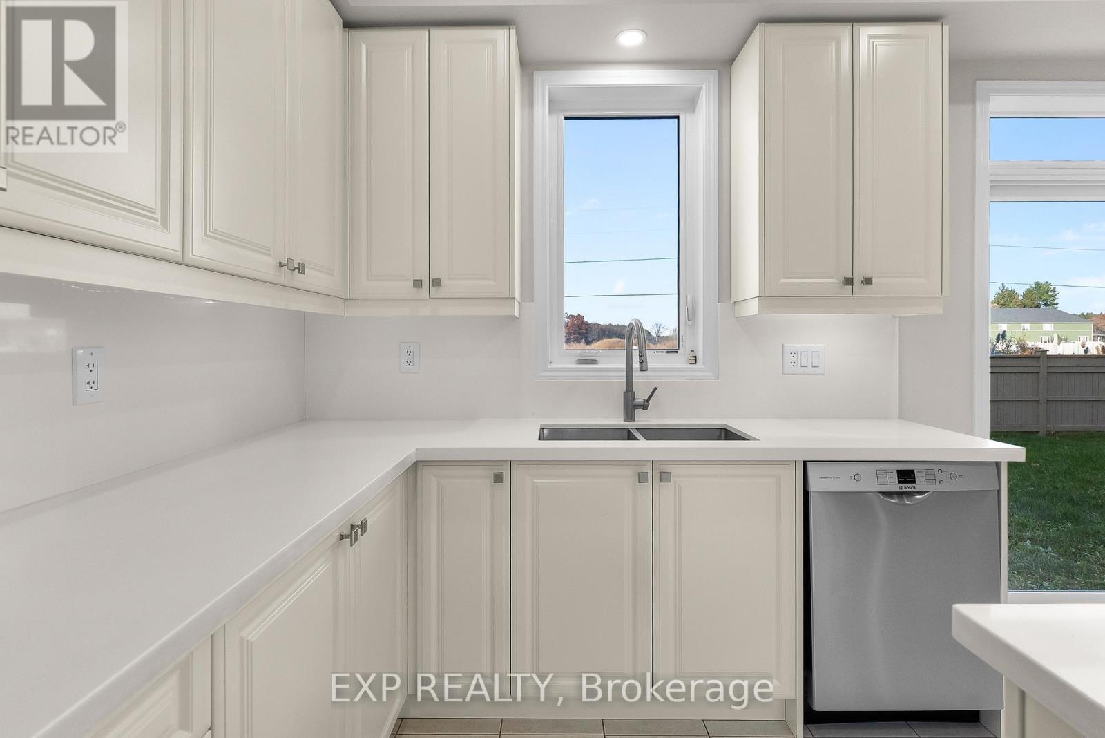 24 Esther Crescent, Thorold (Hurricane/Merrittville), ON - Indoor Photo Showing Kitchen With Double Sink