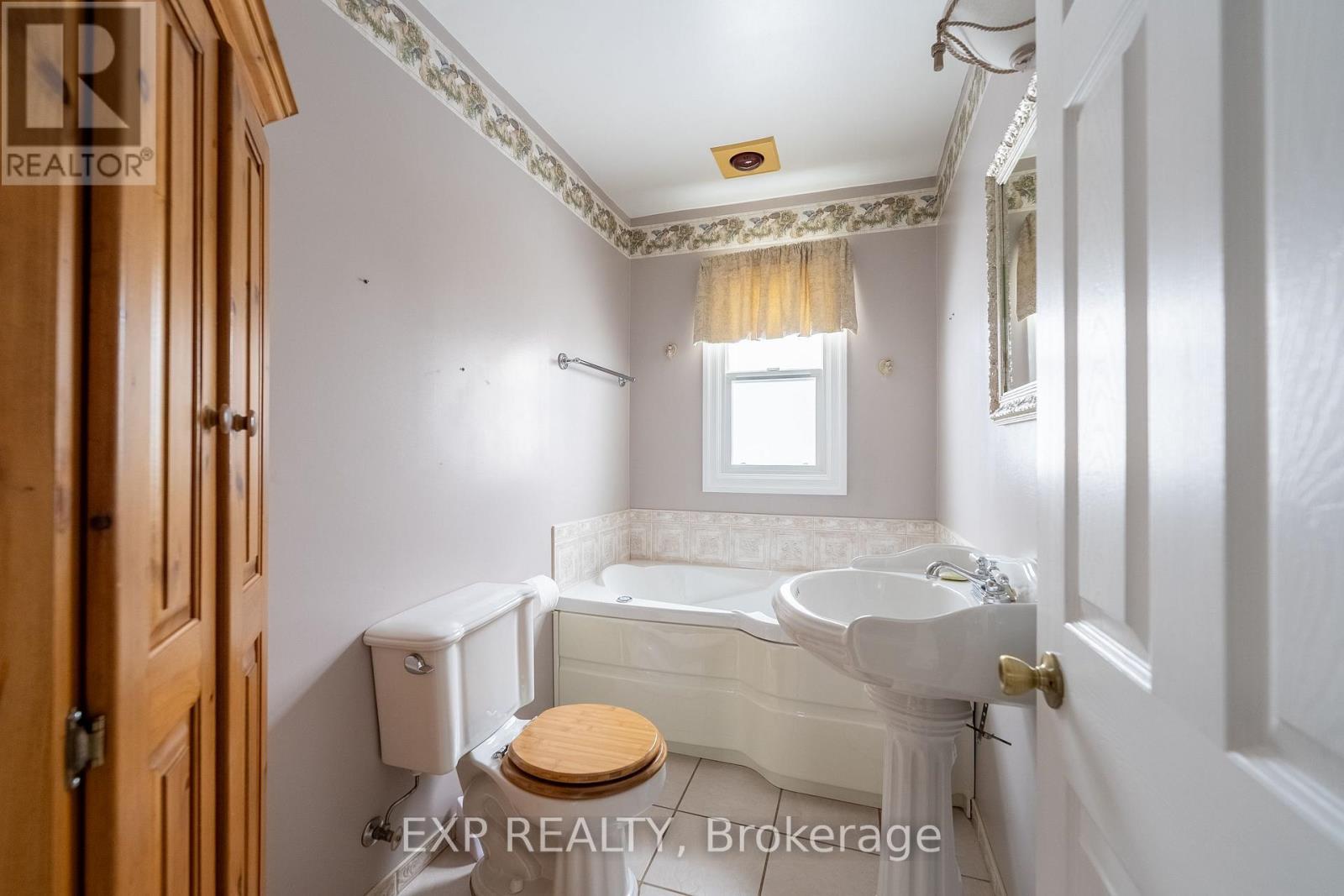742 Broadway Street, Welland (Broadway), ON - Indoor Photo Showing Bathroom