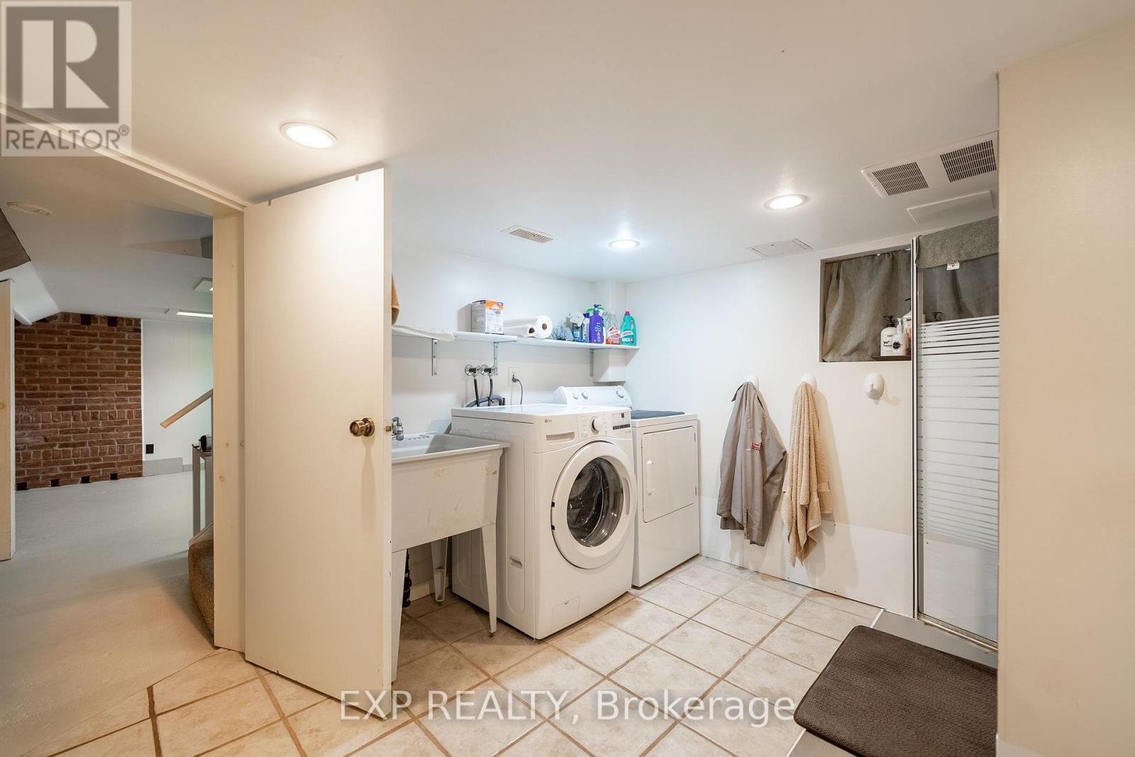 742 Broadway Street, Welland (Broadway), ON - Indoor Photo Showing Laundry Room