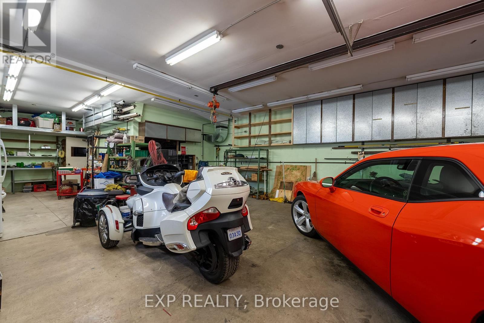 742 Broadway Street, Welland (Broadway), ON - Indoor Photo Showing Garage