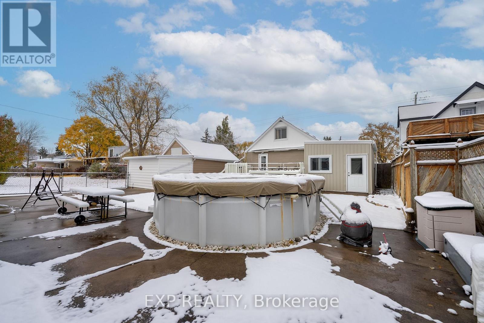 742 Broadway Street, Welland (Broadway), ON - Outdoor With Above Ground Pool