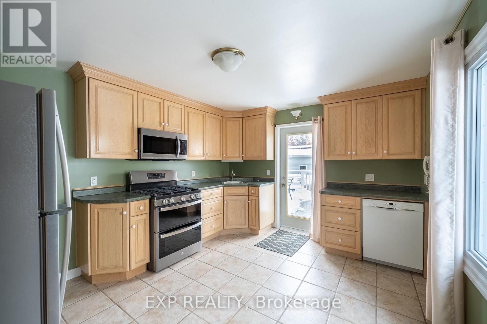 742 Broadway Street, Welland (Broadway), ON - Indoor Photo Showing Kitchen