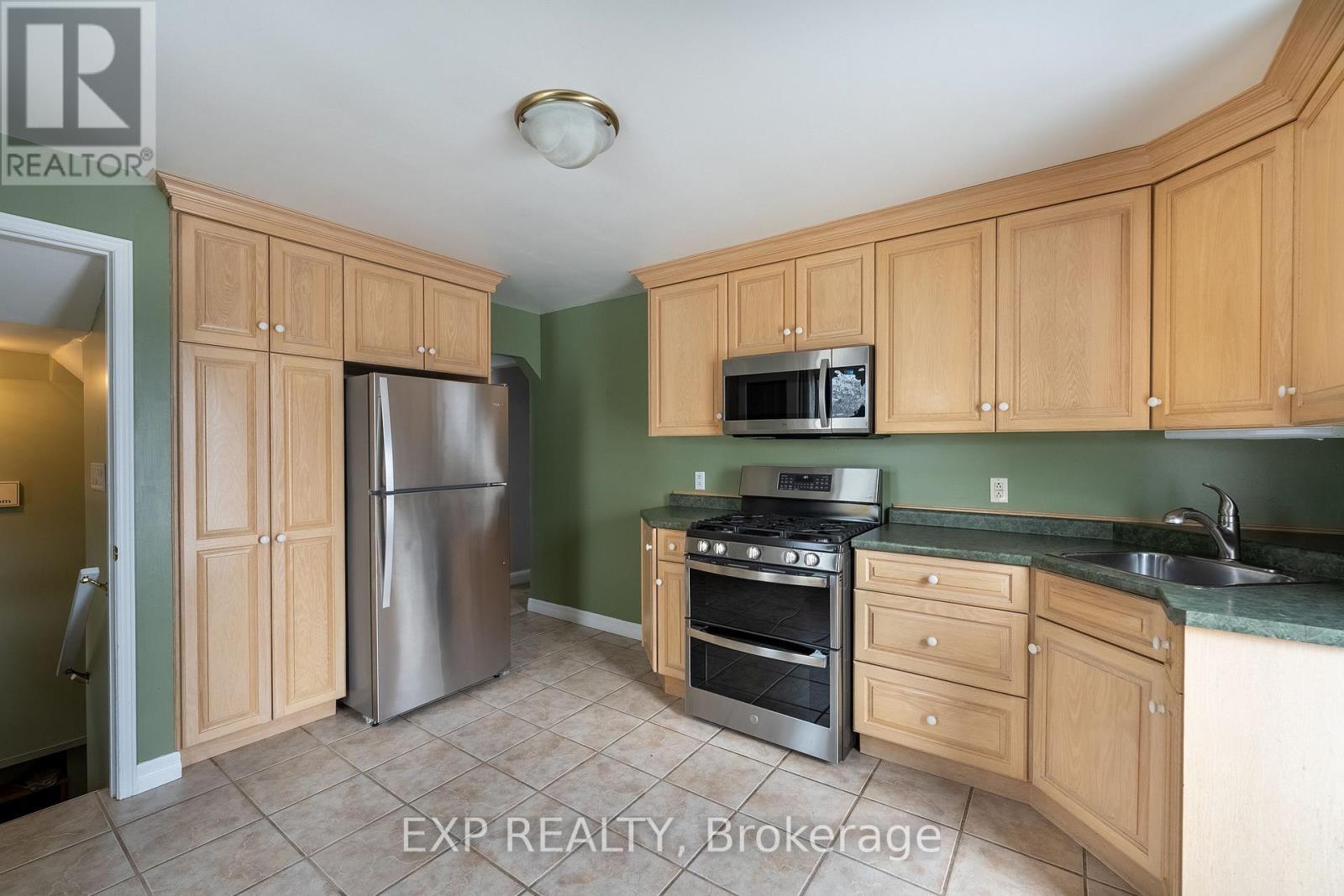 742 Broadway Street, Welland (Broadway), ON - Indoor Photo Showing Kitchen